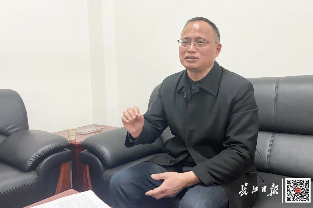 江畅教授接受长江日报记者专访。记者彭年 摄 江畅教授接受长江日报记者专访。记者彭年 摄